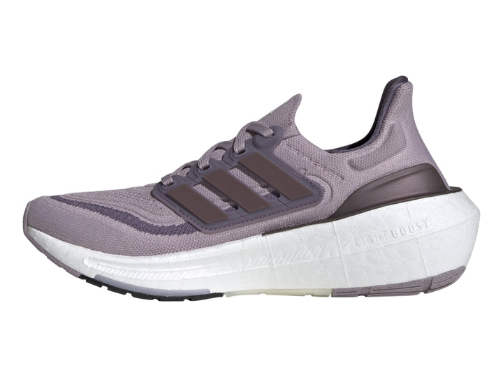 Tenis Adidas Ultraboost Light color morado orquídea con suela blanca para mujer.