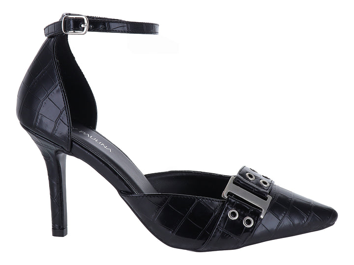 Zapato de tacón negro con textura de piel de cocodrilo, punta fina y correa al tobillo con hebilla plateada.