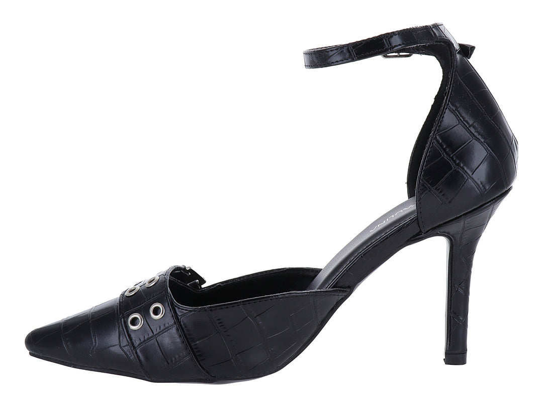 Zapato de tacón negro con textura de piel de cocodrilo, punta fina y correa al tobillo con hebilla plateada.