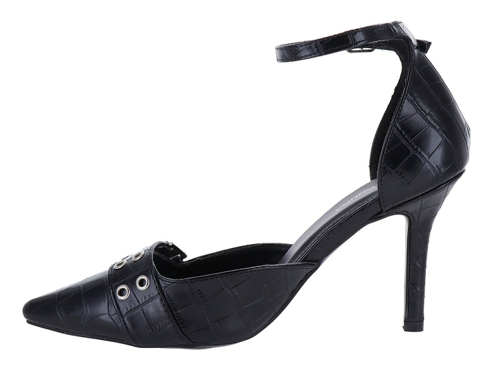 Zapato de tacón negro con textura de piel de cocodrilo, punta fina y correa al tobillo con hebilla plateada.