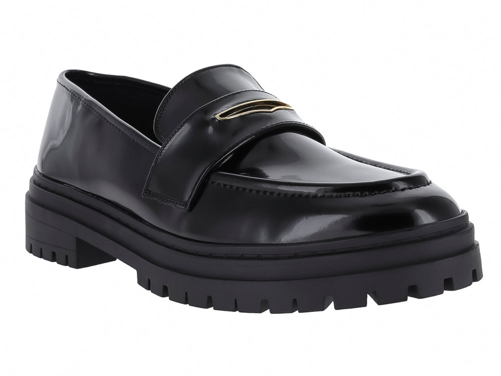 Zapato tipo mocasín negro de alto brillo con suela track gruesa y detalle metálico.