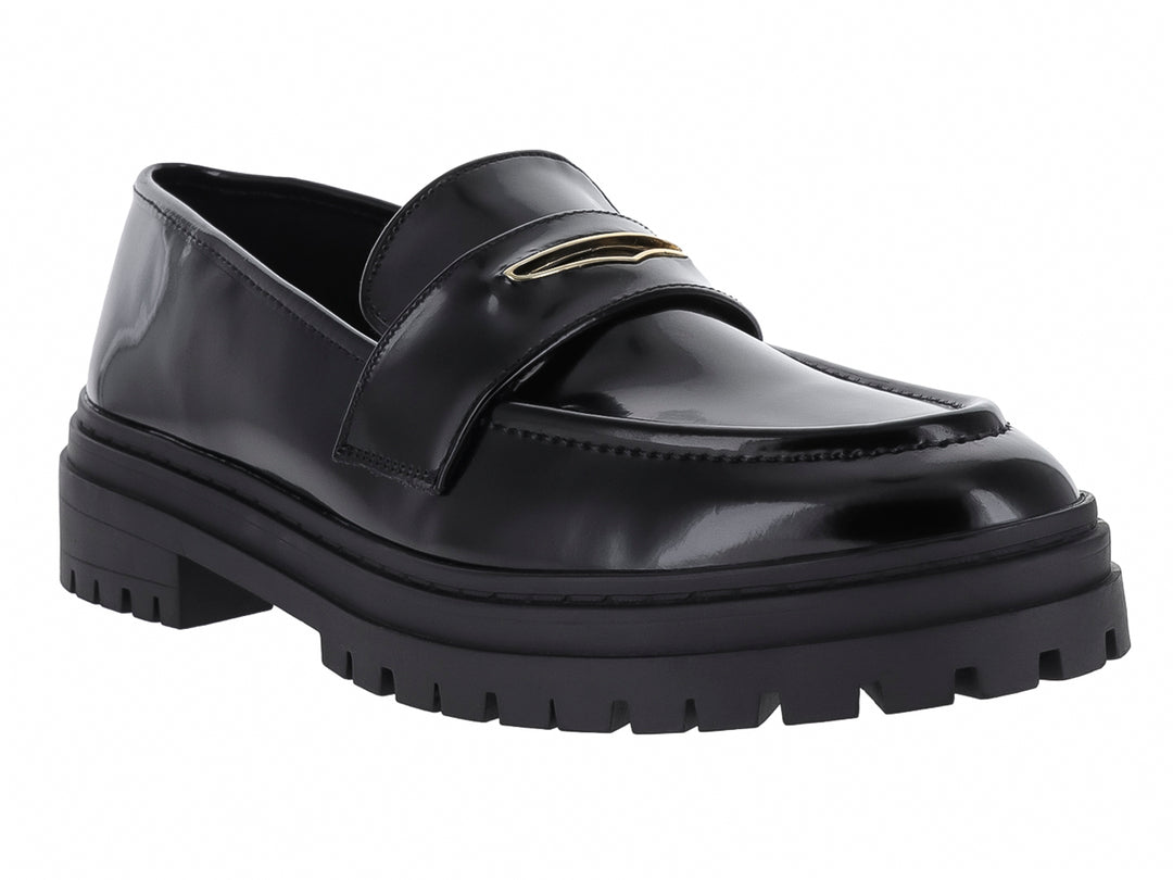 Zapato tipo mocasín negro de alto brillo con suela track gruesa y detalle metálico.