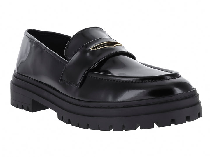 Zapato tipo mocasín negro de alto brillo con suela track gruesa y detalle metálico.