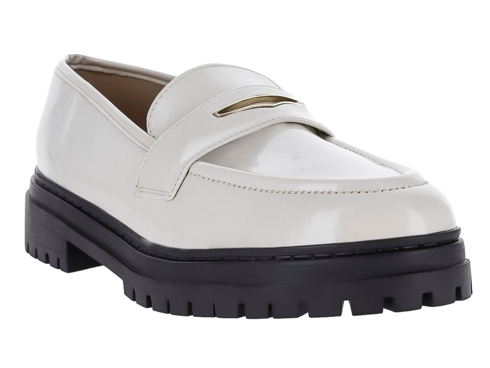Zapato mocasín color crema de alto brillo con suela track negra gruesa.