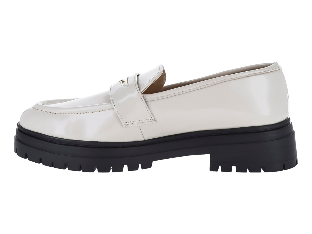 Zapato mocasín color crema de alto brillo con suela track negra gruesa.