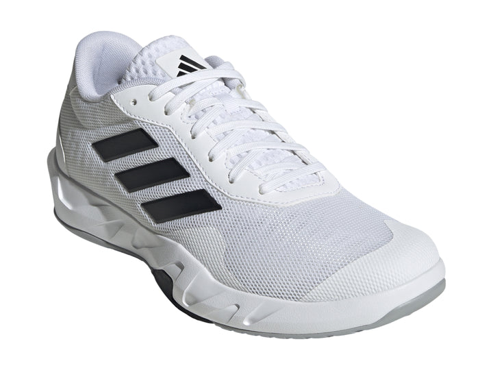 Tenis de entrenamiento Adidas Amplimove en color blanco con tres franjas negras laterales y suela blanca.