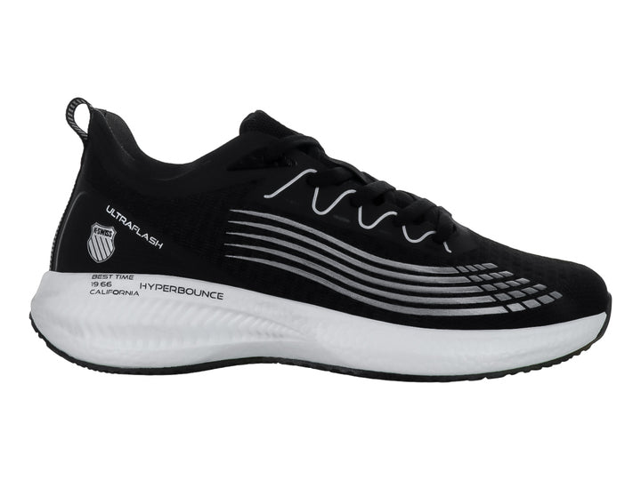 Tenis deportivos K-Swiss color negro con suela blanca y detalles lineales laterales.
