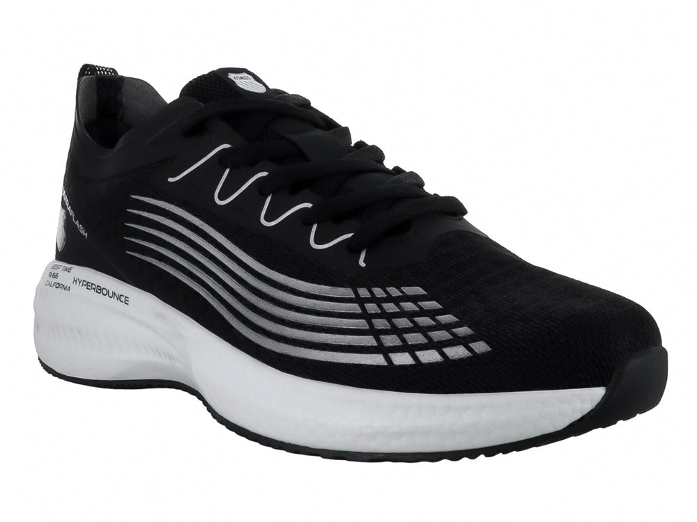 Tenis deportivos K-Swiss color negro con suela blanca y detalles lineales laterales.