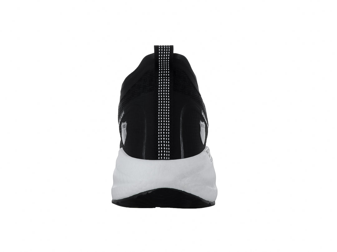 Tenis deportivos K-Swiss color negro con suela blanca y detalles lineales laterales.
