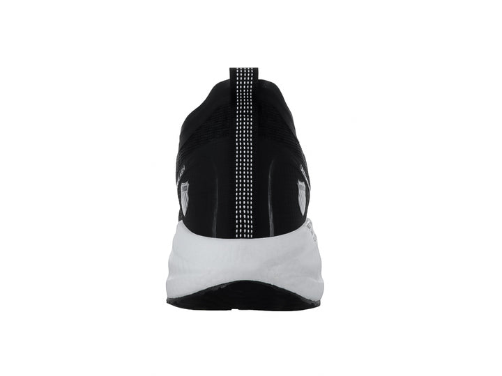Tenis deportivos K-Swiss color negro con suela blanca y detalles lineales laterales.
