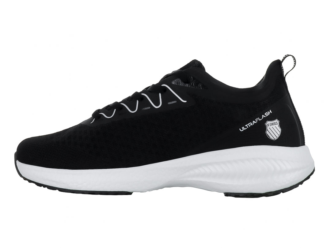 Tenis deportivos K-Swiss color negro con suela blanca y detalles lineales laterales.