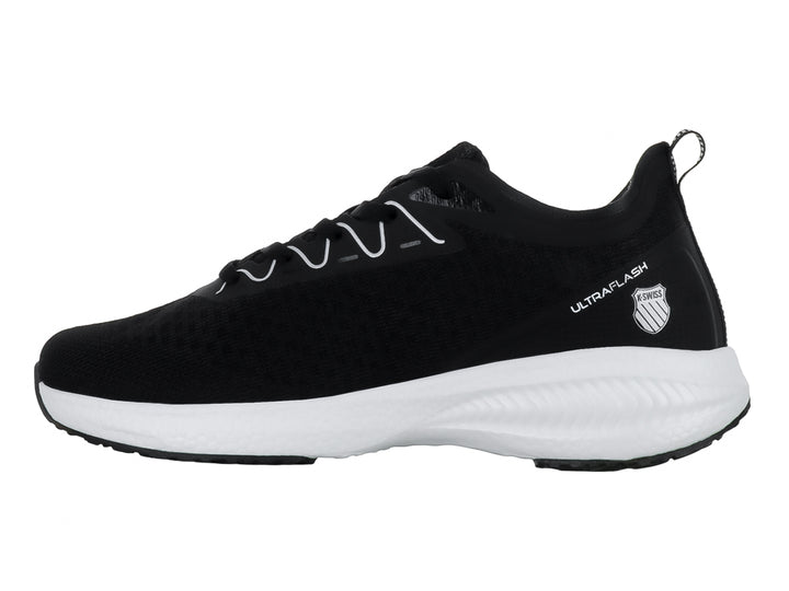 Tenis deportivos K-Swiss color negro con suela blanca y detalles lineales laterales.