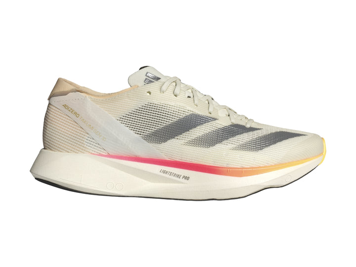 Tenis Adidas Adizero Takumi Sen 10 color marfil con franjas grises y detalle naranja en la punta.