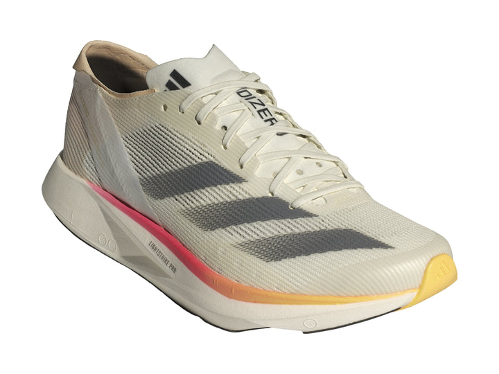 Tenis Adidas Adizero Takumi Sen 10 color marfil con franjas grises y detalle naranja en la punta.