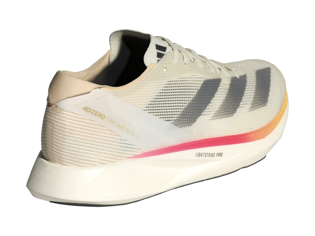 Tenis Adidas Adizero Takumi Sen 10 color marfil con franjas grises y detalle naranja en la punta.