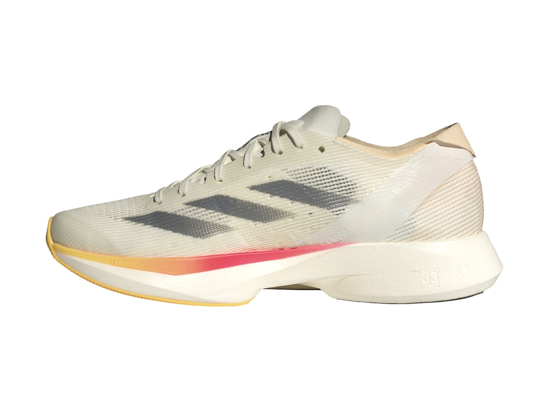 Tenis Adidas Adizero Takumi Sen 10 color marfil con franjas grises y detalle naranja en la punta.