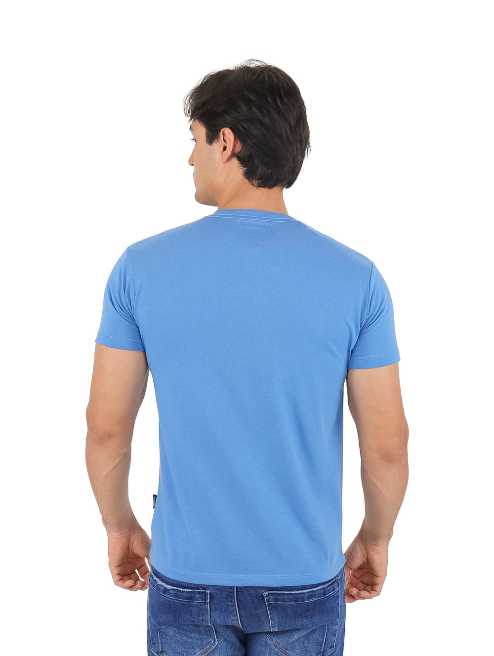 Hombre vistiendo una playera azul de manga corta con el texto 'LONDON' en el pecho.