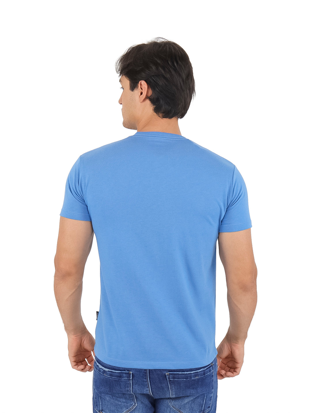 Hombre vistiendo una playera azul de manga corta con el texto &