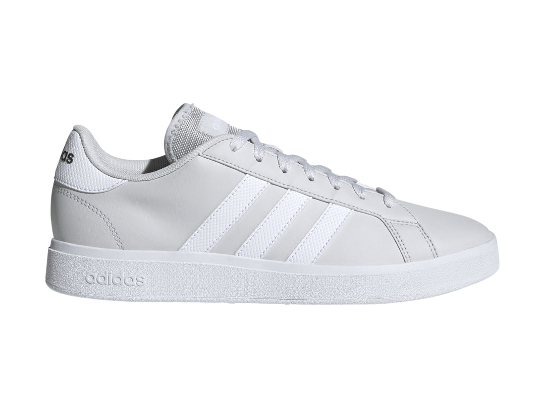 Tenis Adidas Grand Court Base 2.0 color gris con tres franjas blancas y suela blanca.