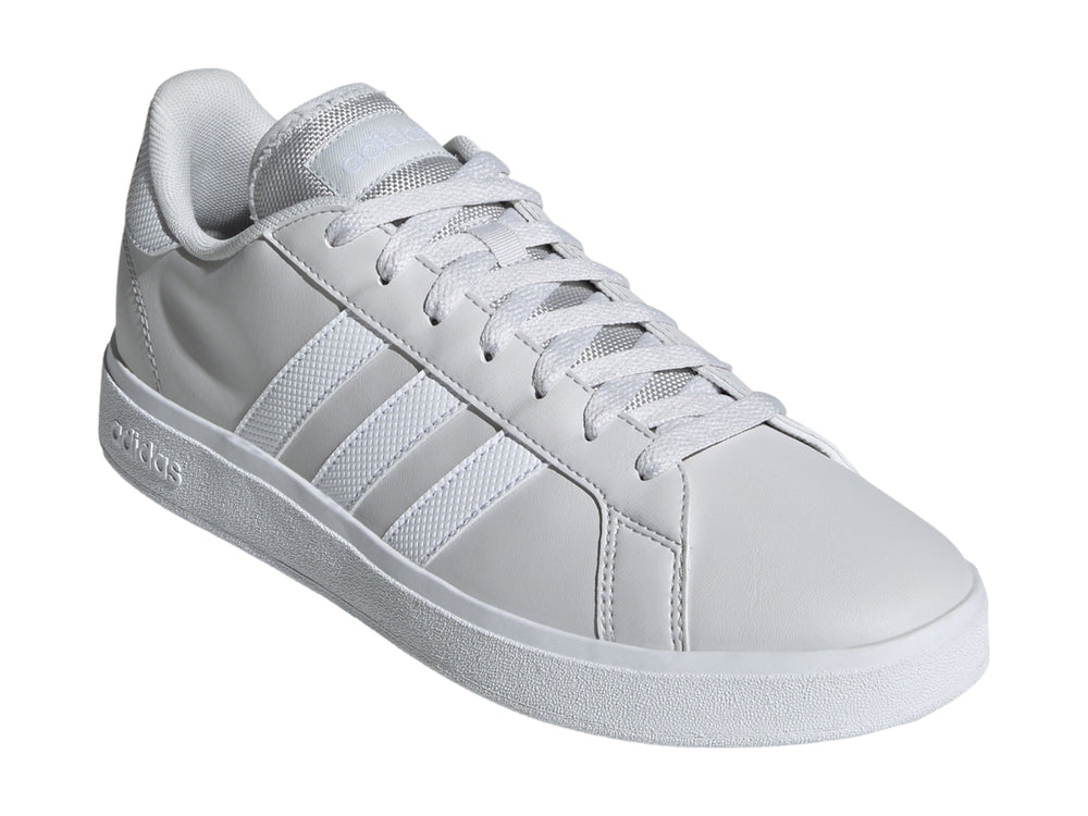 Tenis Adidas Grand Court Base 2.0 color gris con tres franjas blancas y suela blanca.