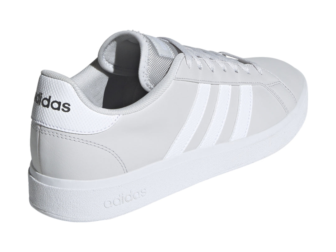 Tenis Adidas Grand Court Base 2.0 color gris con tres franjas blancas y suela blanca.