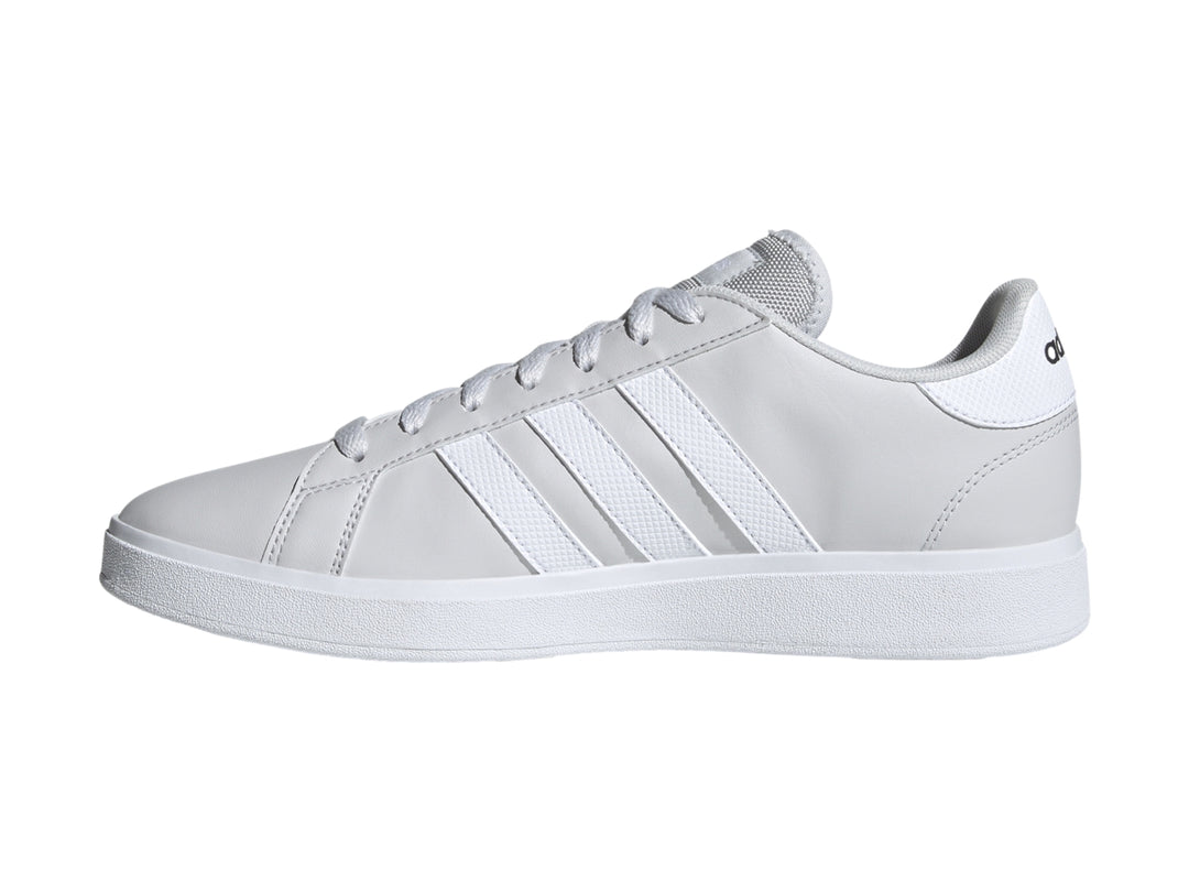 Tenis Adidas Grand Court Base 2.0 color gris con tres franjas blancas y suela blanca.