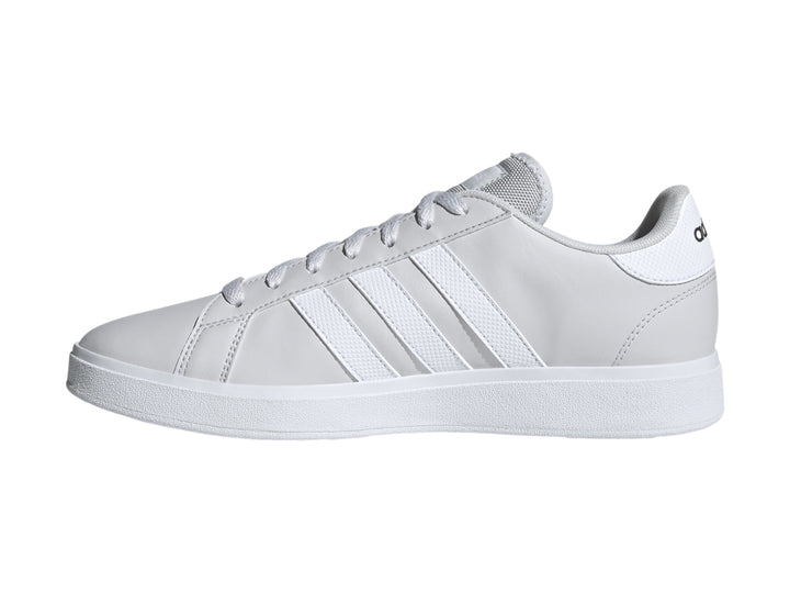 Tenis Adidas Grand Court Base 2.0 color gris con tres franjas blancas y suela blanca.