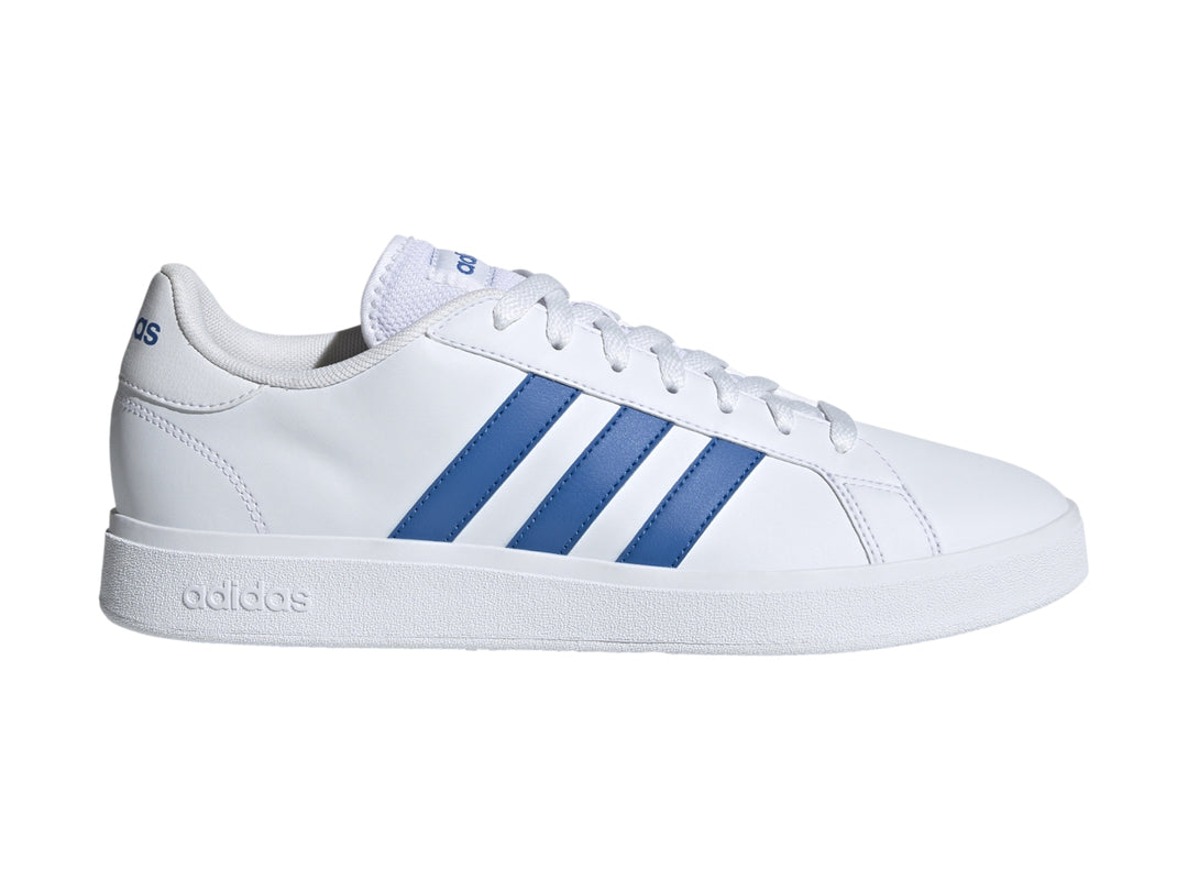 Tenis Adidas Grand Court Base 2.0 en color blanco con tres franjas laterales en azul brillante.