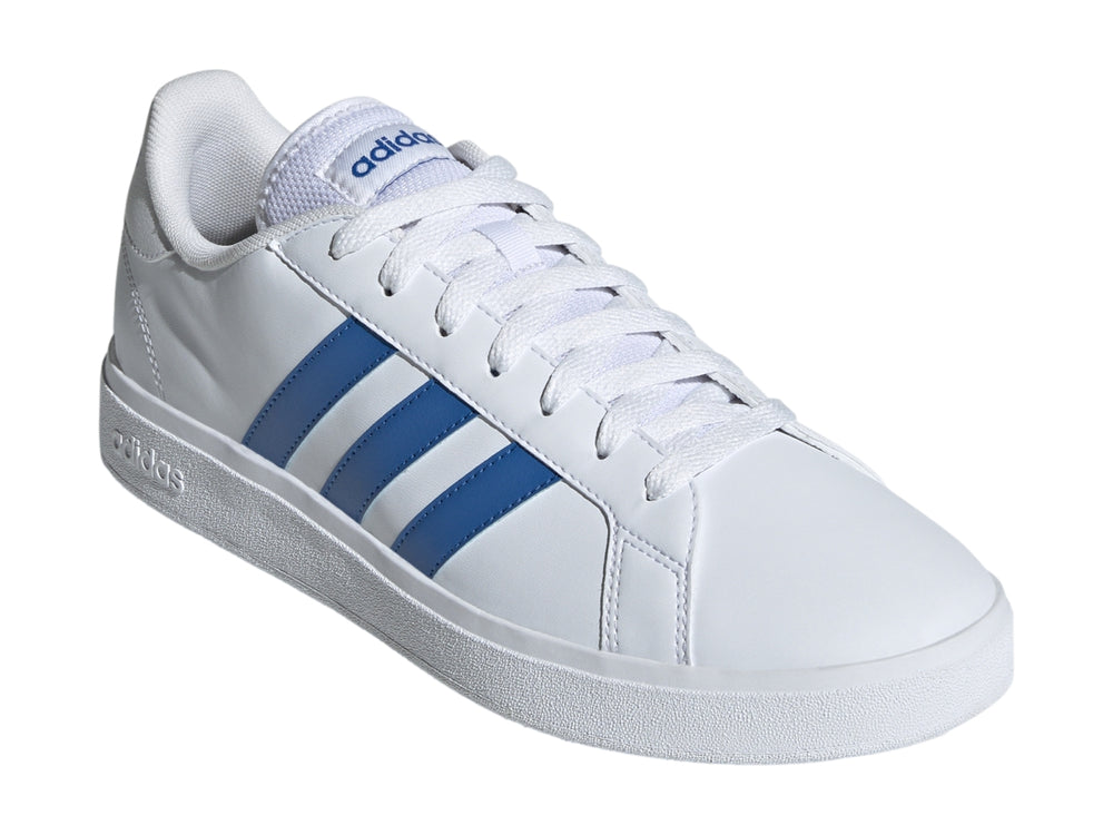 Tenis Adidas Grand Court Base 2.0 en color blanco con tres franjas laterales en azul brillante.