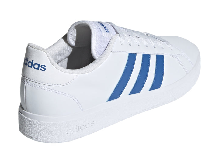 Tenis Adidas Grand Court Base 2.0 en color blanco con tres franjas laterales en azul brillante.