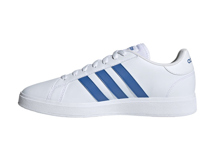 Tenis Adidas Grand Court Base 2.0 en color blanco con tres franjas laterales en azul brillante.