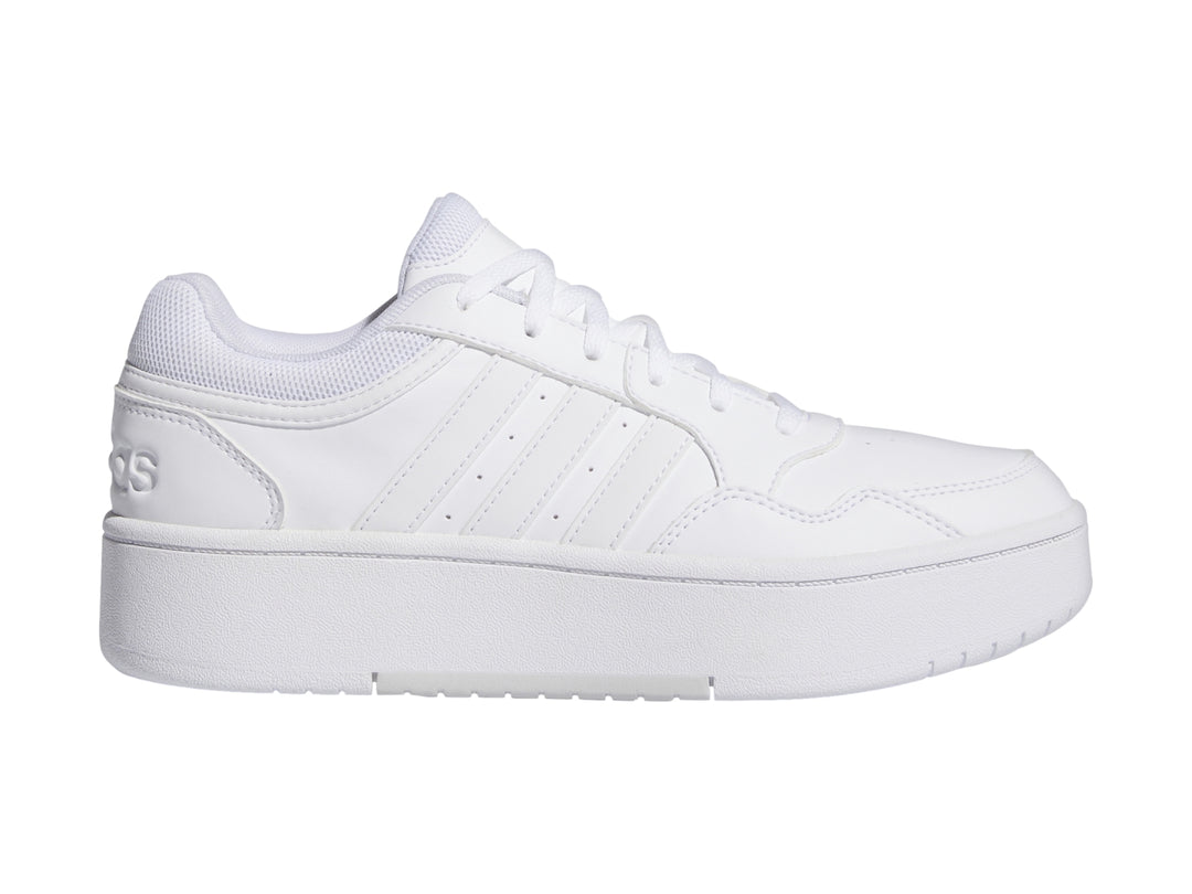 Tenis Adidas Hoops 3.0 Bold en color blanco total con suela de plataforma elevada.