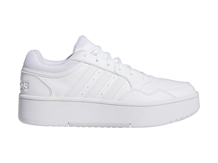 Tenis Adidas Hoops 3.0 Bold en color blanco total con suela de plataforma elevada.