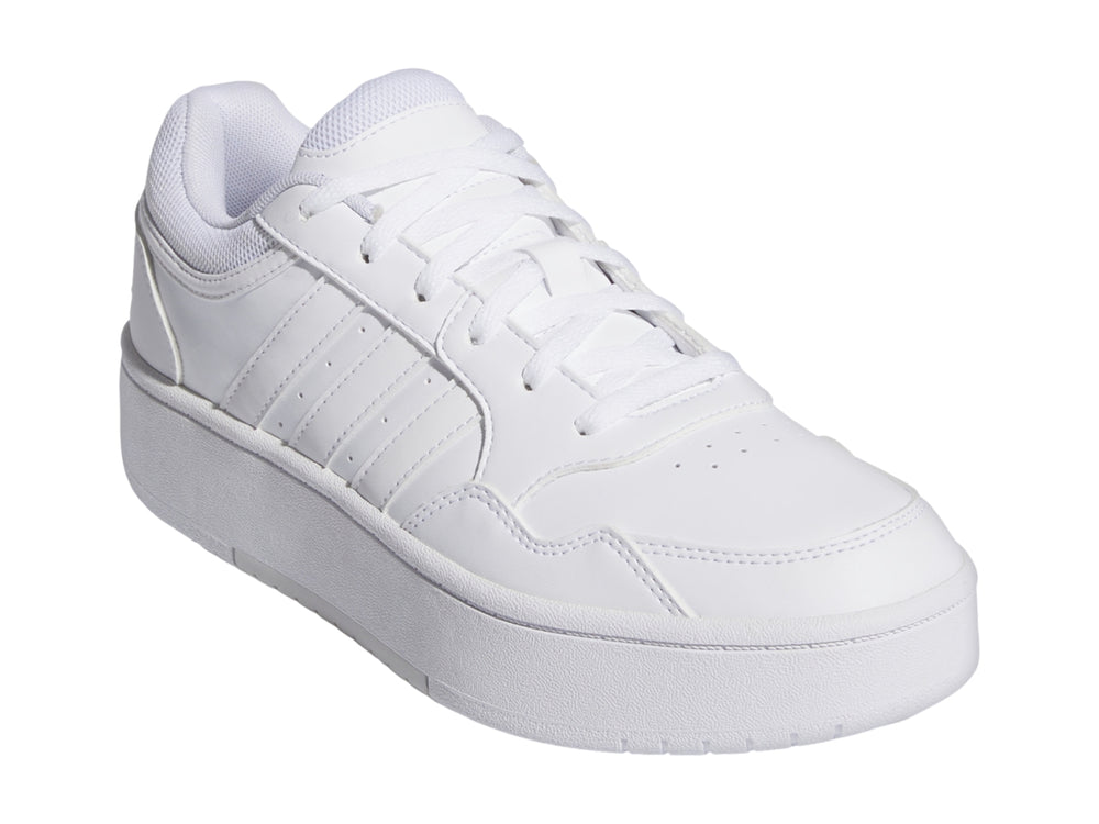 Tenis Adidas Hoops 3.0 Bold en color blanco total con suela de plataforma elevada.