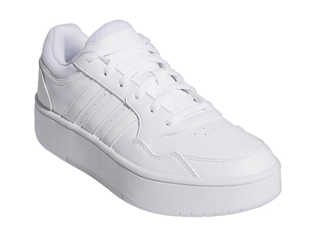 Tenis Adidas Hoops 3.0 Bold en color blanco total con suela de plataforma elevada.