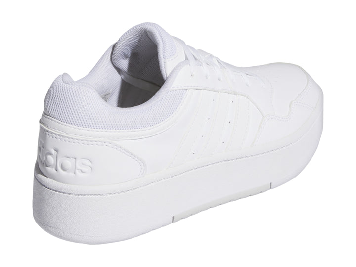 Tenis Adidas Hoops 3.0 Bold en color blanco total con suela de plataforma elevada.