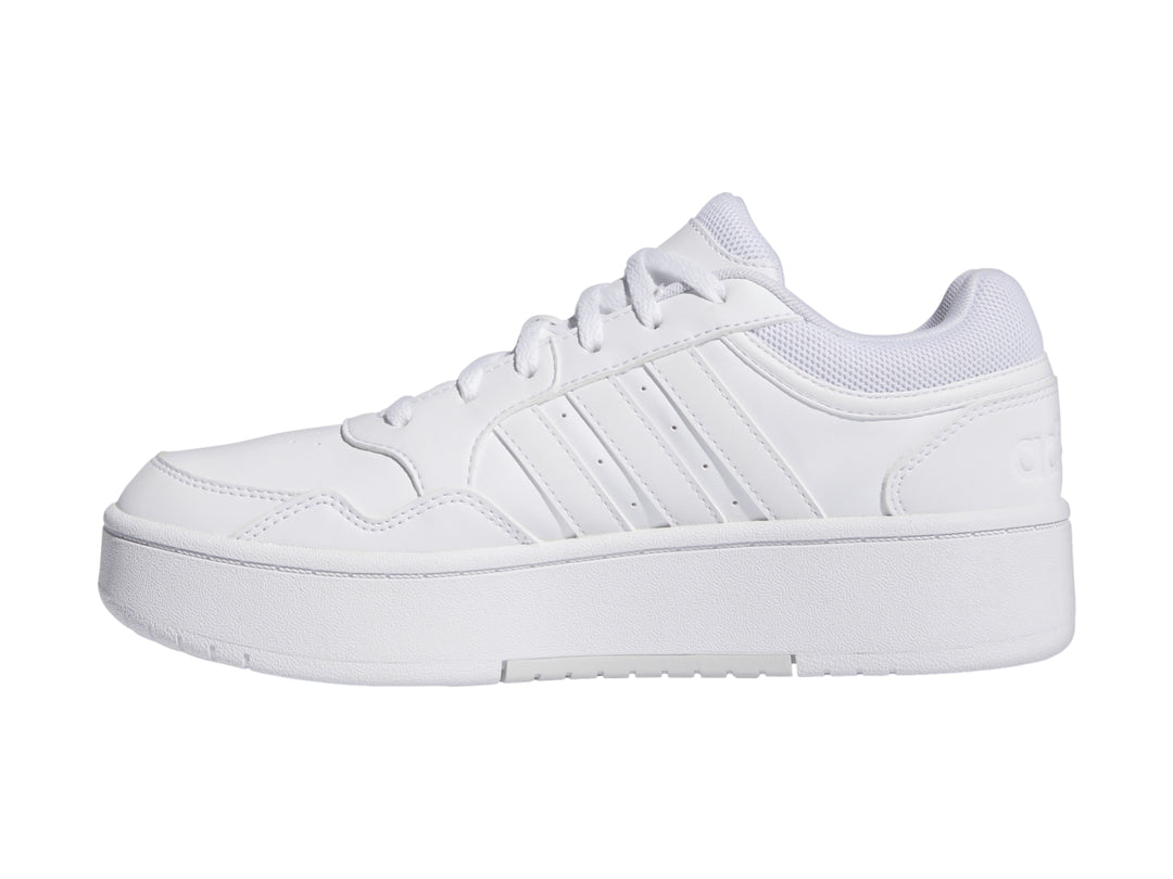 Tenis Adidas Hoops 3.0 Bold en color blanco total con suela de plataforma elevada.