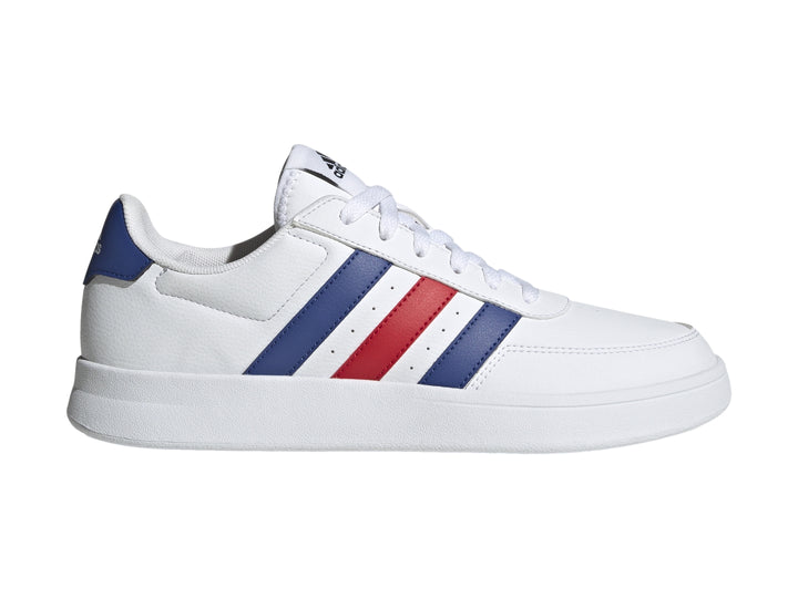 Tenis Adidas blancos con tres franjas laterales en azul y rojo y suela blanca.