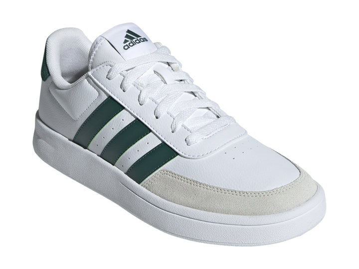Tenis Adidas Breaknet 2.0 color blanco con franjas verdes y punta gris.