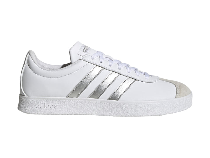 Tenis Adidas blancos con tres franjas plateadas y punta gris, vista lateral.