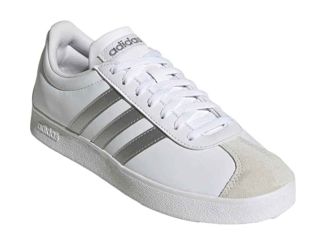 Tenis Adidas blancos con tres franjas plateadas y punta gris, vista lateral.