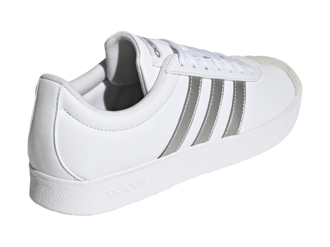 Tenis Adidas blancos con tres franjas plateadas y punta gris, vista lateral.
