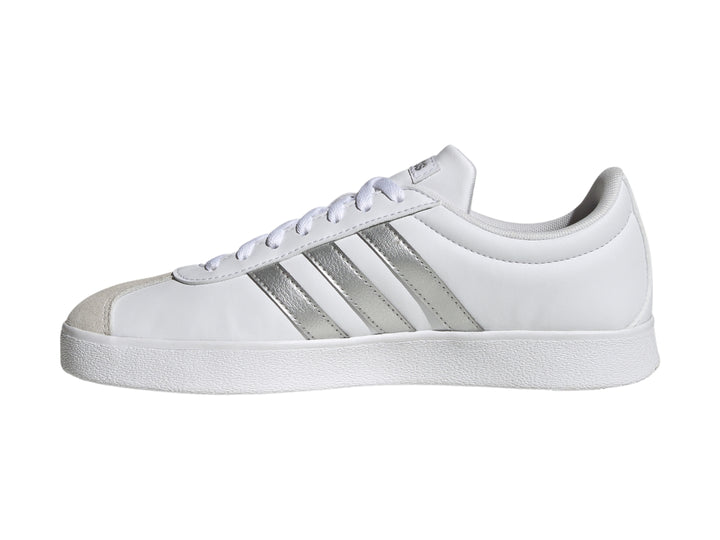 Tenis Adidas blancos con tres franjas plateadas y punta gris, vista lateral.