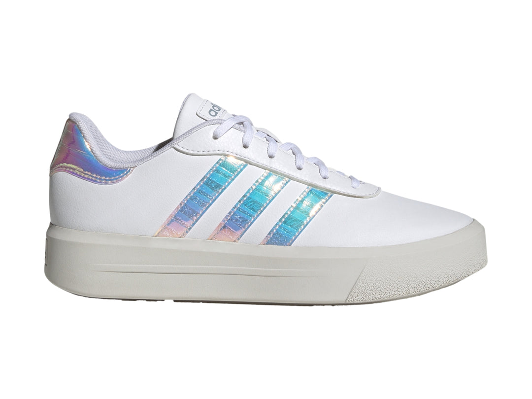 Tenis Adidas blancos de plataforma con detalles iridiscentes en las franjas laterales y el talón.