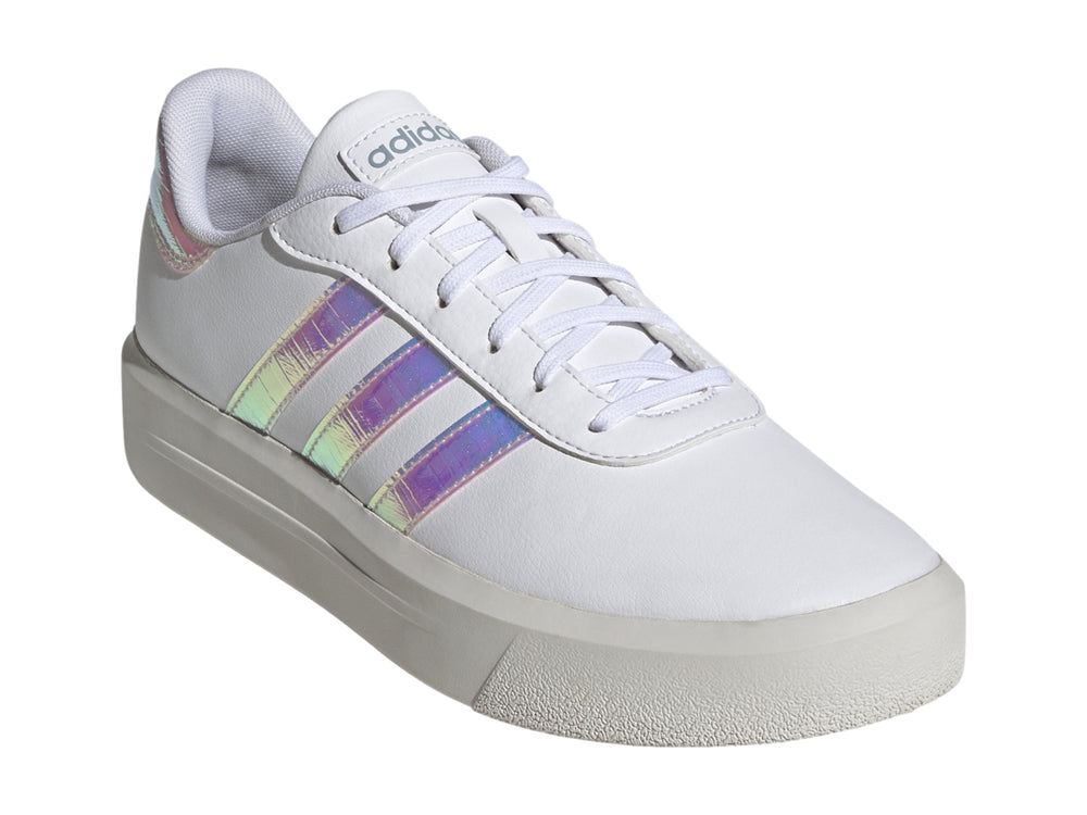 Tenis Adidas blancos de plataforma con detalles iridiscentes en las franjas laterales y el talón.