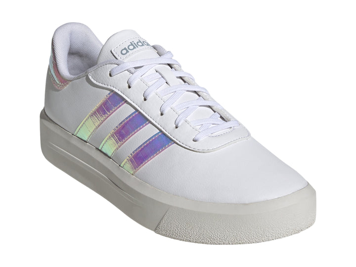 Tenis Adidas blancos de plataforma con detalles iridiscentes en las franjas laterales y el talón.