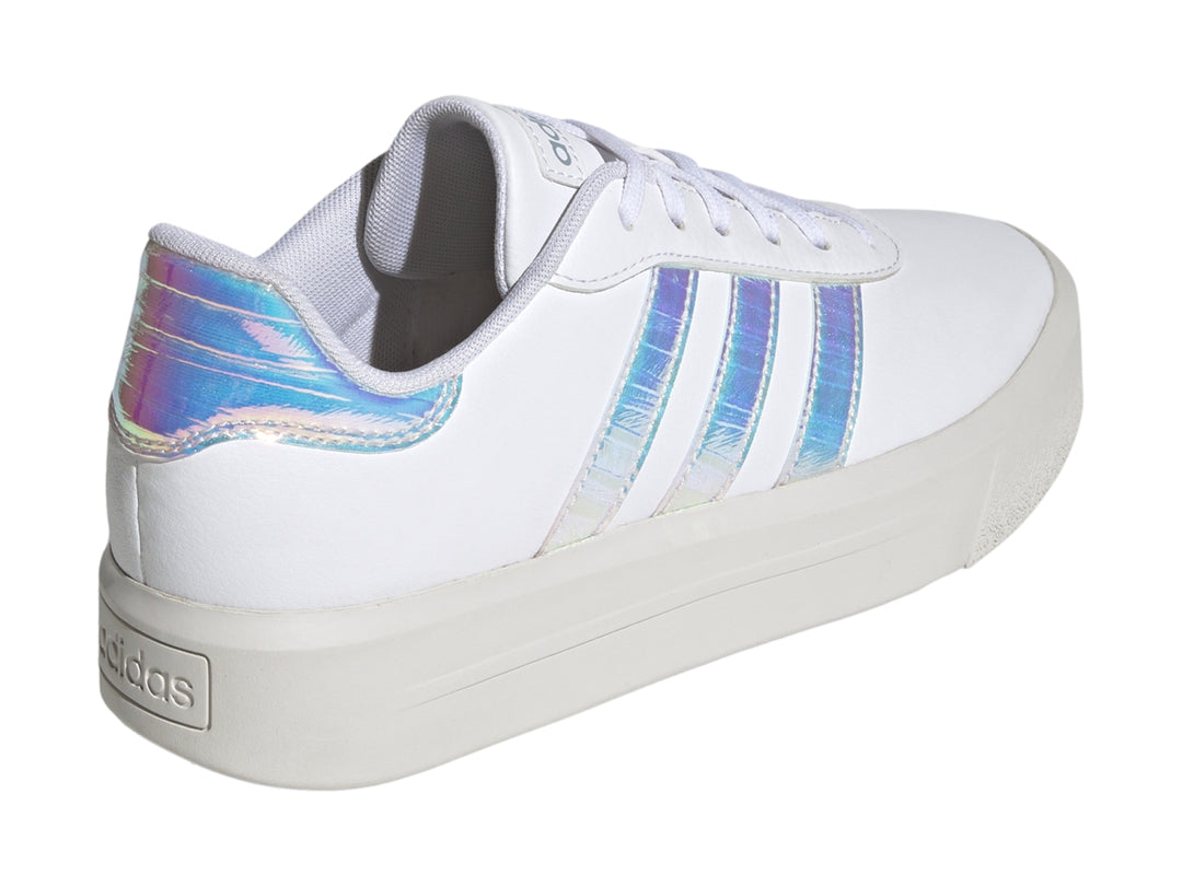Tenis Adidas blancos de plataforma con detalles iridiscentes en las franjas laterales y el talón.