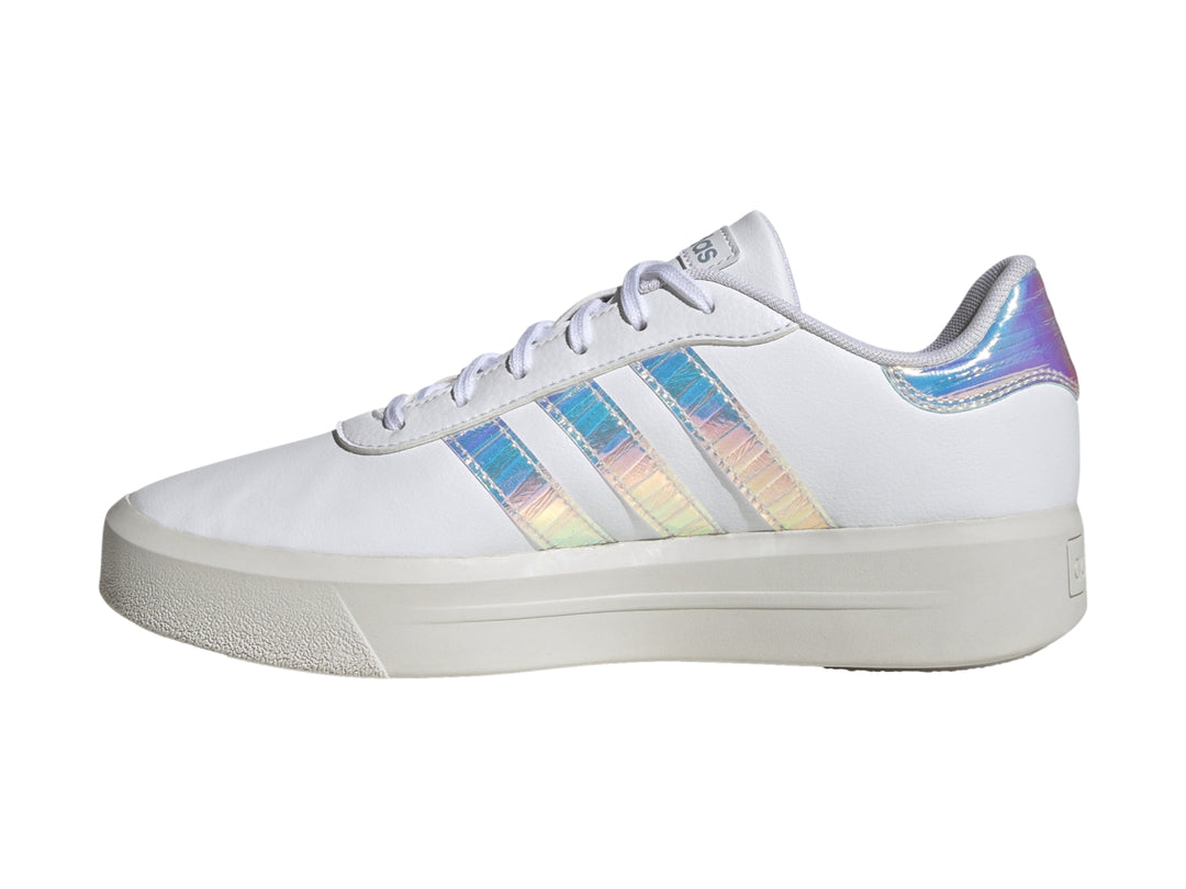 Tenis Adidas blancos de plataforma con detalles iridiscentes en las franjas laterales y el talón.