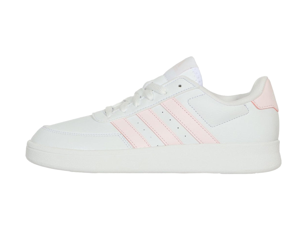 Tenis Adidas Breaknet 2.0 blancos con tres franjas y detalle en el talón en color rosa.
