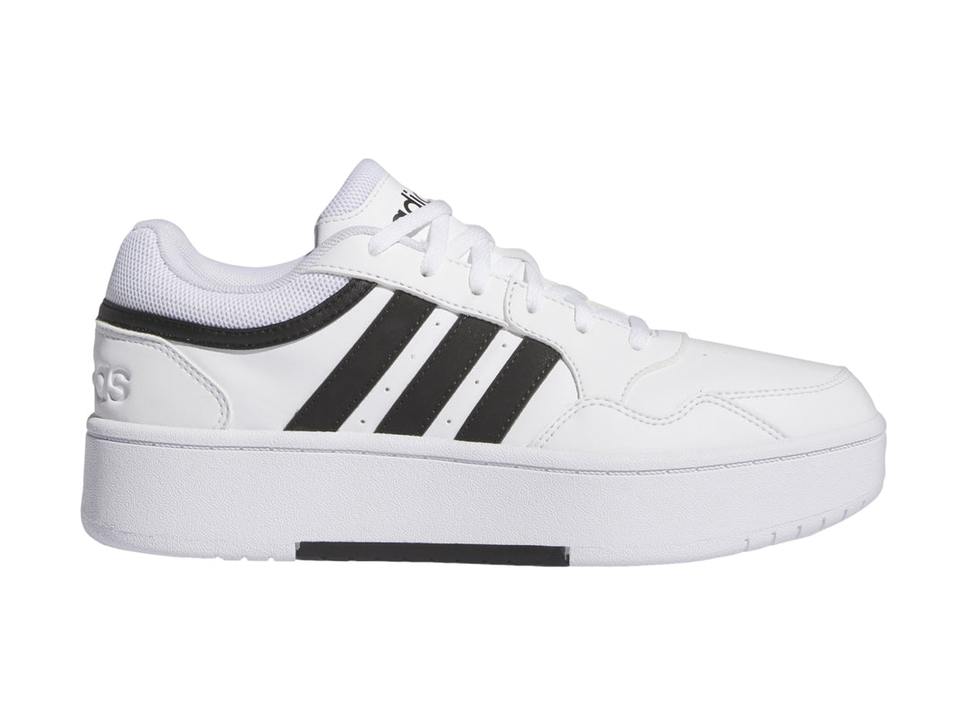 Tenis Adidas Hoops 3.0 Bold en color blanco con franjas negras y suela de plataforma blanca.